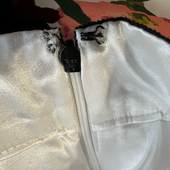 WHBM Floral Poppy Midi Full Skirt NWT Size 12 - Picture 14 of 16